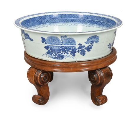 A very large Chinese blue and white basin, Qing Dynasty, late 18th century or early 19th century, the centre painted with a v