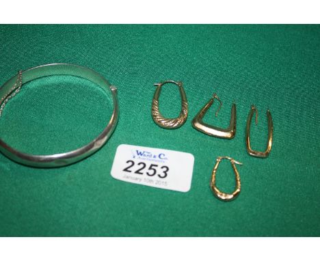 A Silver Bangle and various 9ct gold Earrings
