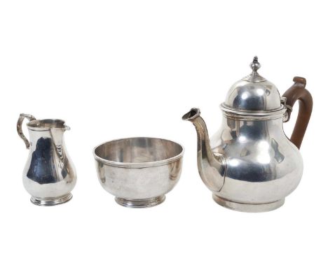 Edwardian silver bachelors' three piece teaset comprising teapot of baluster form with domed hinged cover and fruitwood handl