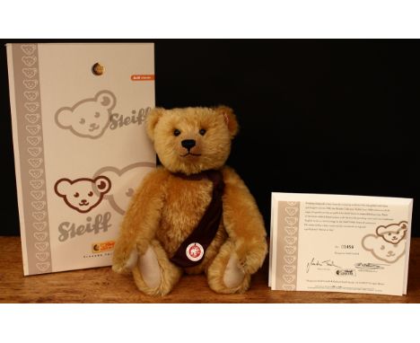 Steiff (Germany) EAN 662966 British Collectors' teddy bear 2008, trademark Steiff button to ear with red and white tag, 38cm 