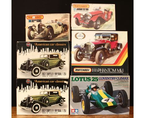 A collection of 1:20, 1:25 and 1:32 scale model kits, comprising Tamiya No.20044*2400 Lotus 25 Coventry Climax model kit, box