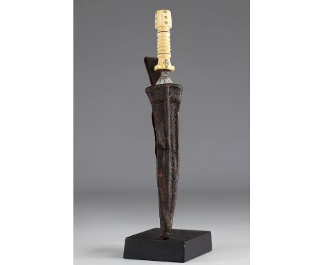 Beautiful Mangbetu knife - early 20th century - DRC - AfricaRegion: AfricaPeriod: early 20th centurySizes: L=345mm l=45mmWeig