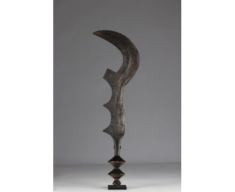 Large sickle knifeRegion: AfricaSizes: H=680mm L=220mmWeight (K): 0.680kgCondition: At first glance - patina of use - no rest