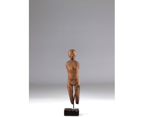 Old statuette of Eskimo shaman - Alaska - 19th centuryRegion: AfricaPeriod: 19th centurySizes: H=150mm L=50mmWeight (K): 0.05