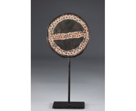Painted terracotta Mursi Ethiopia lip trayRegion: AfricaSizes: D = 114 mmWeight (K): 0.309kgCondition: At first sight - good 