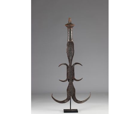 Beautiful Konda knife - early 20th century - DRC - AfricaRegion: AfricaPeriod: early 20th centurySizes: H=490mm L=230mmWeight