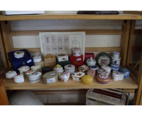 QUANTITY OF CERAMIC PILL BOXES, MAINLY VARIOUS MANUFACTURES INCLUDING SPODE AND ROYAL WORCESTER