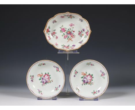 China, pair of famille rose porcelain saucers and a pattipan, late 18th century, painted with flower bouquets diam. 12,4 cm/ 