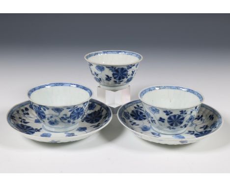 China, set of three ribbed blue and white porcelain cups and two saucers, Kangxi (1662-1722), each decorated with chrysanthem