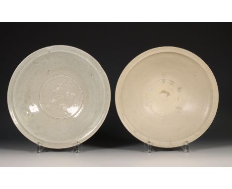 China, twee celadon en crème geglazuurde schalen, Noordelijke Song-dynastie, 10e-12e eeuw, met gekraagde rand, een bedekt met