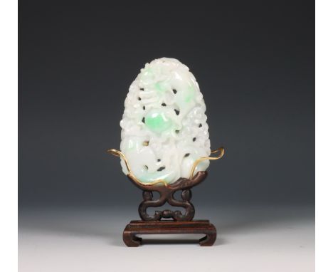 China, jadeïte plaque, met 18 kt. gouden en houten standaard, de plaque gesneden als een draak met de vlammende parel, de hou