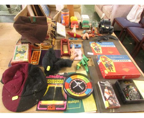 SELECTION OF VINTAGE TOYS AND GAMES INCLUDING BUCCANEER, DIECAST VEHCILES, JOKE AND GAG ITEMS ETC (A/F, SOLD AS DECORATIVE IT