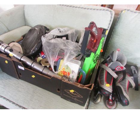 BOX OF ASSORTED HOMEWARE INCLUDING CHILDREN'S TOYS, ROLLER BLADES, PUZZLES, TORCHES ETC (SOLD AS DECORATIVE ITEMS ONLY)