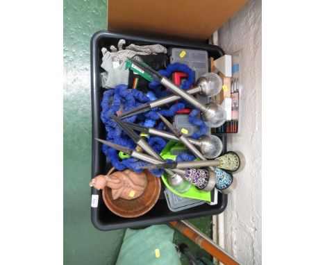 GARDEN LANTERNS, GARDENING GLOVES AND A TRAY OF ASSORTED TOOLS AND HOUSEHOLD ITEMS