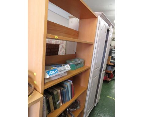 LIGHT WOOD EFFECT OPEN BOOKCASE