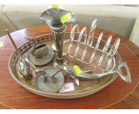 SMALL QUANTITY OF METALWARE INCLUDING PLATED TRAY, TOAST RACK, VASE, RING STANDS ETC