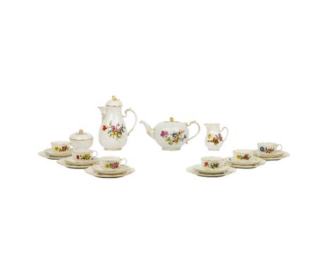 LUDWIGSBURG 22-tlg. Kaffeeservice 'Blumen', 20. Jh. Weißporzellan mit Flechtranddekor und polychromer Bemalung: 6 Tassen, 6 U