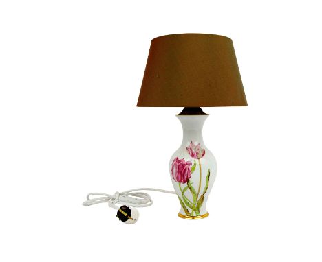 MEISSEN Tischleuchte 'Tulpen', 1. Wahl, 20. Jh. Fuß aus Weißporzellan mit feiner polychromer Tulpenmalerei und Goldstaffage, 