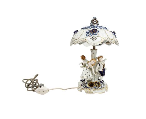 PLAUE Lithophanie-Figurenlampe, 20. Jh. 2-flammige Tischlampe aus Weißporzellan blau- und goldfarben gefasst, rocaillenverzie