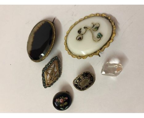 Mixed Lot of Brooches, to include two yellow mounted agate brooches, Victorian yellow metal and enamel memorium brooch, also 
