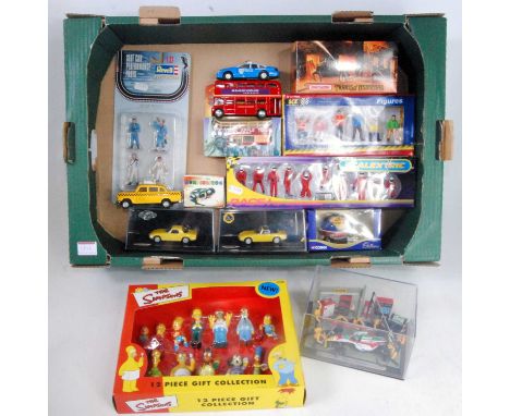 One tray containing a quantity of mixed modern issue diecast vehicles, action figures, loose diecasts and accessories to incl