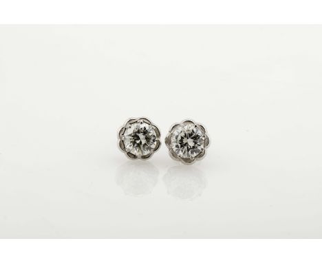 A pair of earrings, platinum, set with 2 brilliant cut diamonds with an approximate weight of 2.60 ct., colour grade I~K, pur