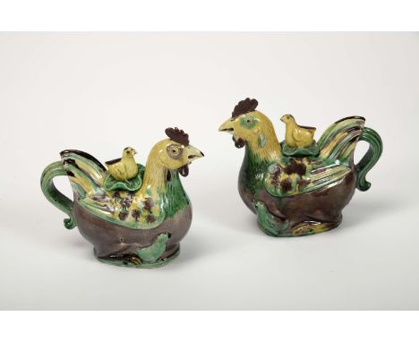 A pair of "Chicken" teapots, Chinese export porcelain, polychrome decoration, covers finial en relief "Chick", Chinese - Kang
