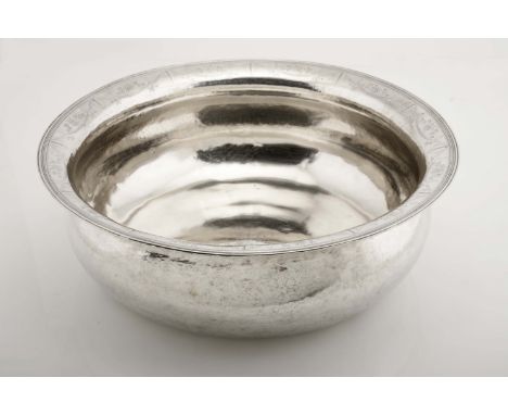 Maundy (foot washing) basin, D. Maria I, Queen of Portugal (1777-1816), 833/1000 silver, edge with engraved decoration "Flowe