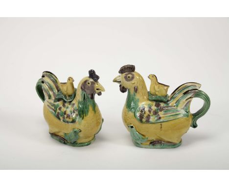 A pair of "Chicken" teapots, Chinese export porcelain, polychrome decoration, covers finial en relief "Chick", Chinese - Kang