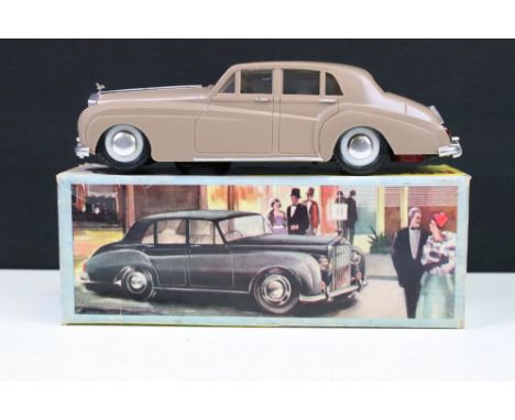 Boxed CN Toys Rolls Royce Silver Cloud 'Bump &amp; Go' battery operated model, no. 10001 (model gd with light surface scuffin