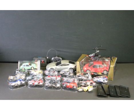 15 Cased Maisto diecast &amp; plastic model motorcycles (diecast ex), plus an uncased example; together with a boxed Burago 1