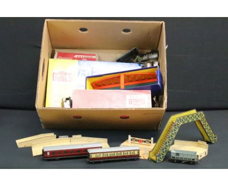 Quantity of Hornby Dublo model railway to include boxed Set 2016 0-6-2 Tank Goods Train containing locomotive and 4 x items o
