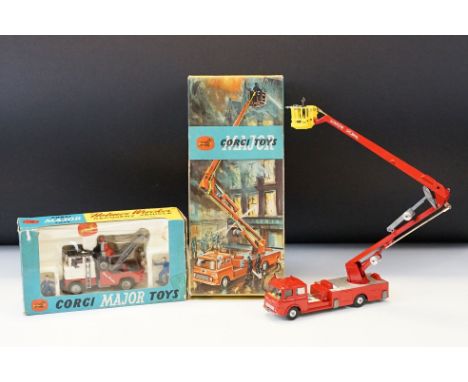 Two boxed Corgi Major diecast models to include 1142 Holmes Wrecker Recovery Vehicle complete with both figures and 1127 Simo