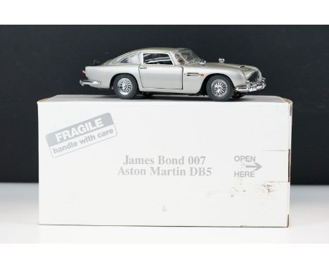 Boxed Franklin Mint 1/24 James Bond 007 Aston Martin DB5 diecast model, with paperwork, ex