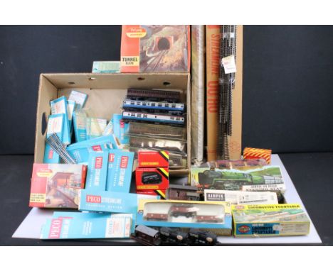 Quantity of OO gauge model railway to include 7 x items of rolling stock, boxed H and M Duette, various Peco Streamline track