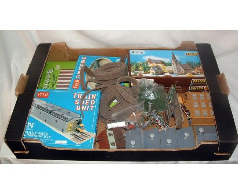 A tray containing N Gauge Buildings and Scenic items including 2 x PECO NB-80 Train Shed Units and a Turntable Kit (all Mint 