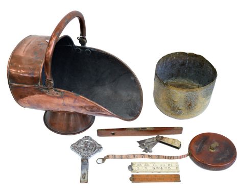 Miscellaneous metalware, 19th/early 20th c, to include a horn veterinary fleam, the blades impressed DODWORTH, a leather tape