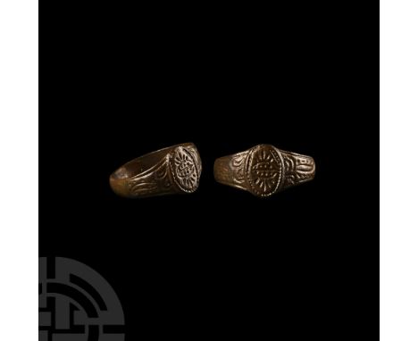 17th-18th century A.D. Incuse tendrils to the shoulders, stylised shield motif to the bezel. 3.74 grams, 23.65 mm overall, 20