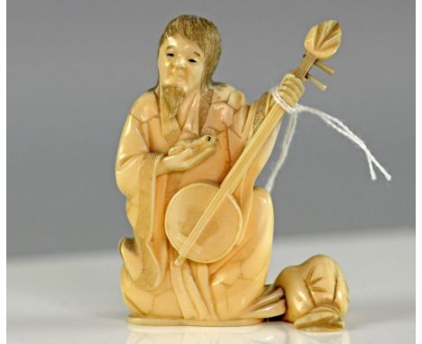 Early 20th century Japanese carved ivory figure of a man with a stringed instrument and holding a toad, 8cm high,PLEASE NOTE: