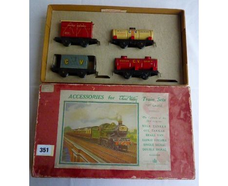 CHAD VALLEY BOXED 'ACCESSORIES FOR CHAD VALLEY 0 GAUGE TRAIN SETS' IN VERY GOOD CONDITION
