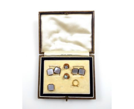 9ct gold and mother-of-pearl dress set comprising a pair of cufflinks, 2 studs and a button, gross 7.9grs, cased. (6) 