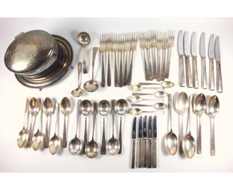 Near complete canteen of Mappin &amp; Webb silver plated cutlery and flatware for 6 place settings, of 43 pieces, (missing 1 