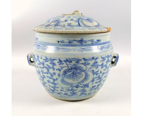 Early 19th century lidded Kamcheng pot with blue and white pea shoot decoration 15cm x 14cm a/f, Ming period blue and white p