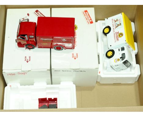 Danbury Mint, a boxed Delivery Truck group of 1:24 scale models comprising of 1955 "Borden's" Milk Truck plus Milk Crates and