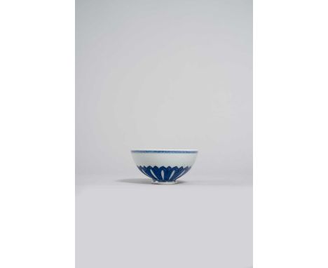 A CHINESE MING-STYLE BLUE AND WHITE BOWL QING DYNASTYThe interior painted with a stylised flowerhead within a scroll border, 