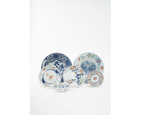 A COLLECTION OF SIX JAPANESE PORCELAIN PIECESEDO PERIOD, 17TH AND 18TH CENTURYComprising: a blue and white dish painted with 