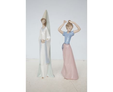 Two Nao figures
