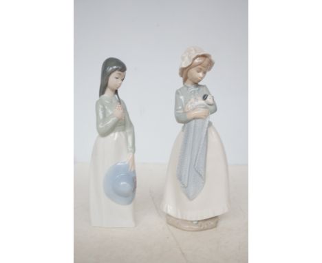 Two Nao figures