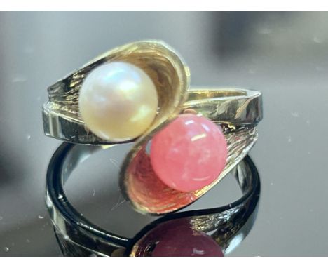 14ct Gold dress ring set with white & pink pearl Weight 4.6g Size L