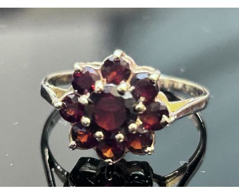 9ct Gold garnet cluster ring Size S Weight 2.7g